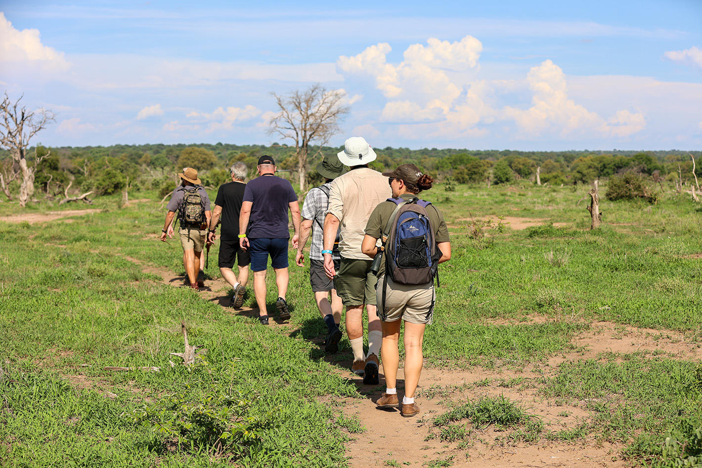 Travellers walking the grounds of Tomo Safari Lodge